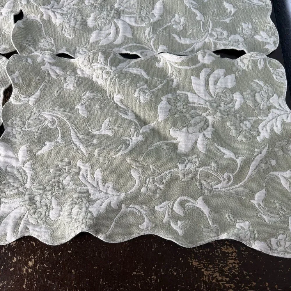 Colchas Domingos Placemats Set of 4 Sage Green White Matelasse Jacquard Scallop